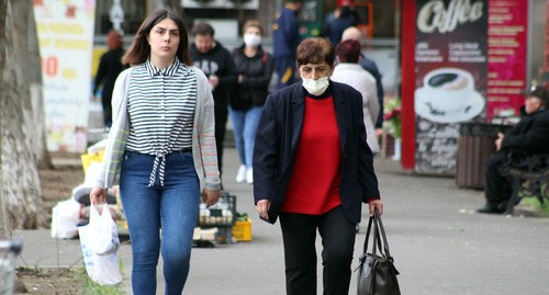 Женщины в масках во время карантина. Фото Тиграна Петросяна для "Кавказского узла" Женщины в масках во время карантина. Фото Тиграна Петросяна для "Кавказского узла"