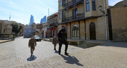 Сотрудники полиции в медицинских масках на улицах Баку. Фото Азиза Каримова для "Кавказского узла" Сотрудники полиции в медицинских масках на улицах Баку. Фото Азиза Каримова для "Кавказского узла"