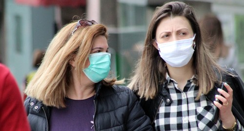 Девушки в масках на улице Еревана. Фото Тиграна Петросяна для "Кавказского узла" Девушки в масках на улице Еревана. Фото Тиграна Петросяна для "Кавказского узла"