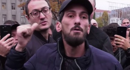 Вадим Чельдиев на акции протеста у здания правительства Северной Осетии против "Электроцинка". Стоп-кадр видео КРЫЛЬЯ TV - https://www.youtube.com/watch?v=XAQJir8pMrw Вадим Чельдиев на акции протеста у здания правительства Северной Осетии против "Электроцинка". Стоп-кадр видео КРЫЛЬЯ TV - https://www.youtube.com/watch?v=XAQJir8pMrw