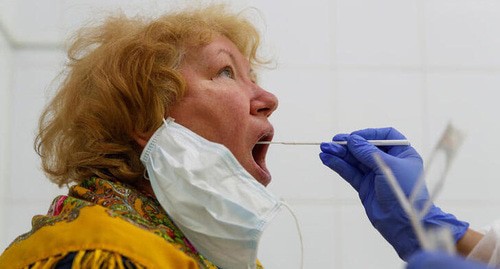 Женщина во время теста на коронавирус. Фото: REUTERS/Maxim Shemetov Женщина во время теста на коронавирус. Фото: REUTERS/Maxim Shemetov