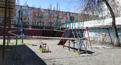 Детская площадка, огражденная изоляционной лентой. Фото Эммы Марзоевой для "Кавказского узла" Детская площадка, огражденная изоляционной лентой. Фото Эммы Марзоевой для "Кавказского узла"