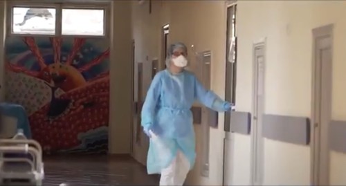 Медработник в больнице в Ереване. Скриншот из видео на YouTube-канале "Голос Армении". https://www.youtube.com/watch?v=KYx1s64c9bQ Медработник в больнице в Ереване. Скриншот из видео на YouTube-канале "Голос Армении". https://www.youtube.com/watch?v=KYx1s64c9bQ