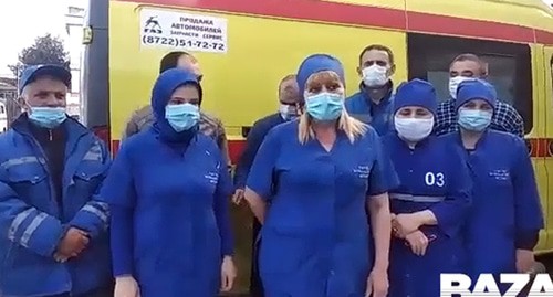 Врачи скорой помощи в Буйнакске. Кадр видео VayBay TV https://www.youtube.com/watch?v=2uC7cw4wKHo Врачи скорой помощи в Буйнакске. Кадр видео VayBay TV https://www.youtube.com/watch?v=2uC7cw4wKHo