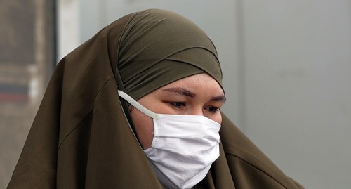 Женщина в маске. Фото: REUTERS/Maxim Shemetov Женщина в маске. Фото: REUTERS/Maxim Shemetov