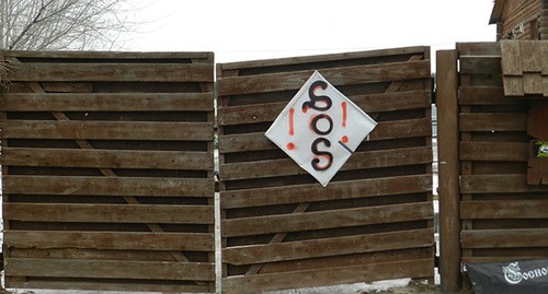 Плакат на воротах спортклуба "Сосновый Бор". Фото Татьяны Филимоновой для "Кавказского узла" Плакат на воротах спортклуба "Сосновый Бор". Фото Татьяны Филимоновой для "Кавказского узла"