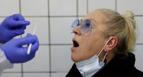 Взятие теста на коронавирус. Фото: REUTERS/Maxim Shemetov Взятие теста на коронавирус. Фото: REUTERS/Maxim Shemetov
