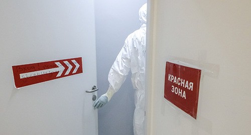 Медицинский работник открывает дверь с надписью "Красная зона". Фото: Sofya Sandurskaya/Moscow News Agency/Handout via REUTERS Медицинский работник открывает дверь с надписью "Красная зона". Фото: Sofya Sandurskaya/Moscow News Agency/Handout via REUTERS