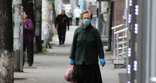 Жительница Еревана в защитной маске. Фото Тиграна Петросяна для "Кавказского узла" Жительница Еревана в защитной маске. Фото Тиграна Петросяна для "Кавказского узла"