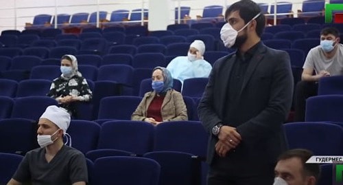 Врач Гудермесской ЦРБ во время выступления Магомеда Даудова в котором он распекает врачей Гудермесской ЦРБ. Фото: кадр видео ЧГТРК "Грозный" - https://www.youtube.com/watch?v=WFi3V0ywwr4&feature=youtu.be&t=1039 Врач Гудермесской ЦРБ во время выступления Магомеда Даудова в котором он распекает врачей Гудермесской ЦРБ. Фото: кадр видео ЧГТРК "Грозный" - https://www.youtube.com/watch?v=WFi3V0ywwr4&feature=youtu.be&t=1039