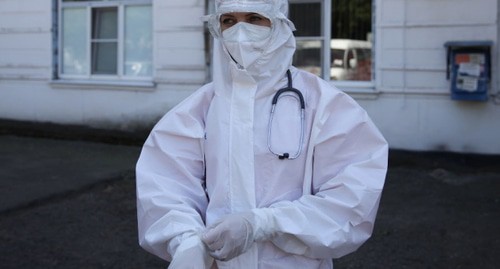 Врач в защитном костюме. Фото: пресс-служба фонда «Вольное Дело» http://volnoe-delo.ru
Врач в защитном костюме. Фото: пресс-служба фонда «Вольное Дело» http://volnoe-delo.ru