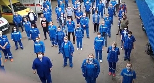 Сотрудники "Скорой помощи" в Армавире, скриншот видео из паблика «Типичный Краснодар» в «Вконтакте», vk.com/typical_krd Сотрудники "Скорой помощи" в Армавире, скриншот видео из паблика «Типичный Краснодар» в «Вконтакте», vk.com/typical_krd