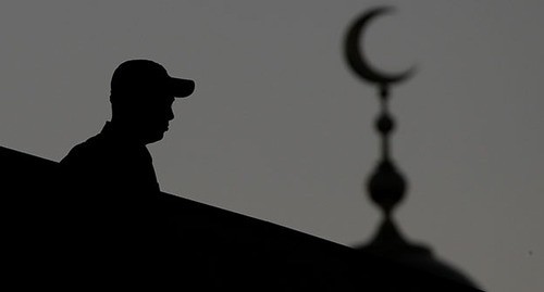 Сотрудник полиции на фоне мусульманской мечети. Фото: REUTERS/Maxim Shemetov Сотрудник полиции на фоне мусульманской мечети. Фото: REUTERS/Maxim Shemetov