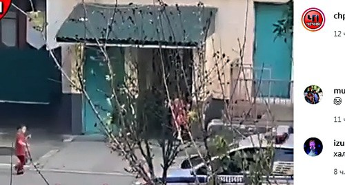 Дети забегают в подъезд многоквартирного дома, когда рядом проезжает полицейская машина. Фото: скриншот страницы - https://www.instagram.com/p/CAauehWFB7k/ Дети забегают в подъезд многоквартирного дома, когда рядом проезжает полицейская машина. Фото: скриншот страницы - https://www.instagram.com/p/CAauehWFB7k/
