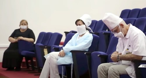 Врачи Гудермесской ЦРБ во время выступления Магомеда Даудова в котором он распекает врачей Гудермесской ЦРБ. Фото: кадр видео ЧГТРК "Грозный" - https://www.youtube.com/watch?v=WFi3V0ywwr4&feature=youtu.be&t=1039 Врачи Гудермесской ЦРБ во время выступления Магомеда Даудова в котором он распекает врачей Гудермесской ЦРБ. Фото: кадр видео ЧГТРК "Грозный" - https://www.youtube.com/watch?v=WFi3V0ywwr4&feature=youtu.be&t=1039