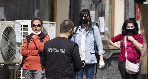 Жители Тбилиси на улицах города в защитных масках. Фото Инны Кукуджановой для "Кавказского узла" Жители Тбилиси на улицах города в защитных масках. Фото Инны Кукуджановой для "Кавказского узла"