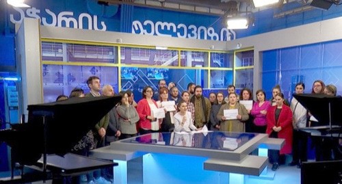 Сотрудники телеканала в прямом эфире выражают протест против политики нового руководства минутой молчания. Скриншот видео "Аджара ТВ", https://www.ajaratv.ge Сотрудники телеканала в прямом эфире выражают протест против политики нового руководства минутой молчания. Скриншот видео "Аджара ТВ", https://www.ajaratv.ge