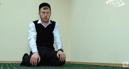 Мусульманин. Скриншот видео "Как читать намаз", https://youtu.be/R3A0Ct-D_yA Мусульманин. Скриншот видео "Как читать намаз", https://youtu.be/R3A0Ct-D_yA