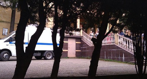 Полицейская машина возле здания суда в Сочи. Фото Светланы Кравченко для "Кавказского узла" Полицейская машина возле здания суда в Сочи. Фото Светланы Кравченко для "Кавказского узла"