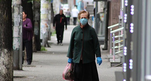 Жительница Еревана в защитной маске. Фото Тиграна Петросяна для "Кавказского узла" Жительница Еревана в защитной маске. Фото Тиграна Петросяна для "Кавказского узла"