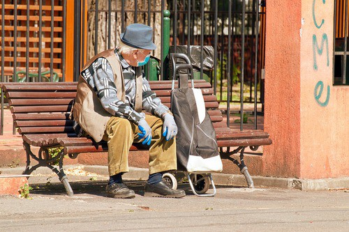 Пожилой мужчина в маске и перчатка. Фото pixabay.com Пожилой мужчина в маске и перчатка. Фото pixabay.com