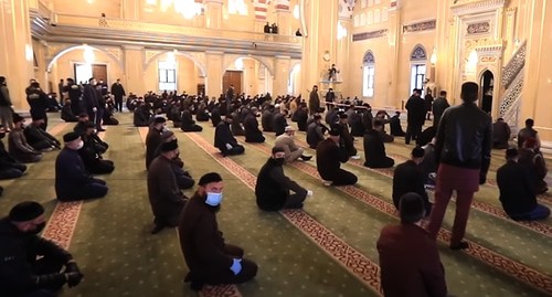Коллективный ид-намаз (праздничный намаз) в мечети «Сердце Чечни» в Грозном. Кадр видео ЧГТРКГрозный https://www.youtube.com/watch?v=rBygJXq68ig&feature=emb_title Коллективный ид-намаз (праздничный намаз) в мечети «Сердце Чечни» в Грозном. Кадр видео ЧГТРКГрозный https://www.youtube.com/watch?v=rBygJXq68ig&feature=emb_title