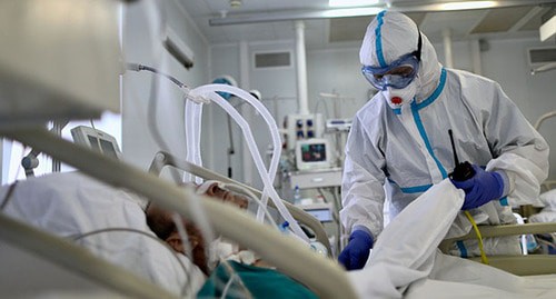 Медицинский работник возле больного, подключенного к аппарату искусственной ветиляции легких. Фото: Kirill Zykov/Moscow News Agency/Handout via REUTERS Медицинский работник возле больного, подключенного к аппарату искусственной ветиляции легких. Фото: Kirill Zykov/Moscow News Agency/Handout via REUTERS
