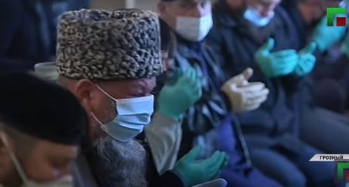 Верующие во время молитвы о защите от COVID-19. Стоп-кадр видео https://www.youtube.com/watch?v=rBygJXq68ig Верующие во время молитвы о защите от COVID-19. Стоп-кадр видео https://www.youtube.com/watch?v=rBygJXq68ig