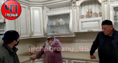 Извинения женщины, сообщившей об избиении нарушителей карантина в селе Самашки. Стоп-кадр видео: https://www.instagram.com/p/CAnIJmvnbFv/ Извинения женщины, сообщившей об избиении нарушителей карантина в селе Самашки. Стоп-кадр видео: https://www.instagram.com/p/CAnIJmvnbFv/