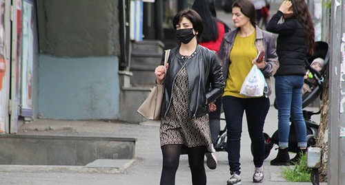 Жители Еревана в защитных масках. Фото Тиграна Петросяна для "Кавказского узла" Жители Еревана в защитных масках. Фото Тиграна Петросяна для "Кавказского узла"