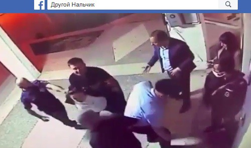 Конфликт в Нарткале. Фото: скриншот с видео на странице "Другой Нальчик" в Facebook https://www.facebook.com/100036798039208/videos/253442592559007/ Конфликт в Нарткале. Фото: скриншот с видео на странице "Другой Нальчик" в Facebook https://www.facebook.com/100036798039208/videos/253442592559007/