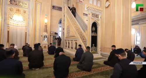 Коллективный ид-намаз (праздничный намаз) в мечети «Сердце Чечни» в Грозном. Кадр видео ЧГТРКГрозный https://www.youtube.com/watch?v=rBygJXq68ig&feature=emb_title Коллективный ид-намаз (праздничный намаз) в мечети «Сердце Чечни» в Грозном. Кадр видео ЧГТРКГрозный https://www.youtube.com/watch?v=rBygJXq68ig&feature=emb_title