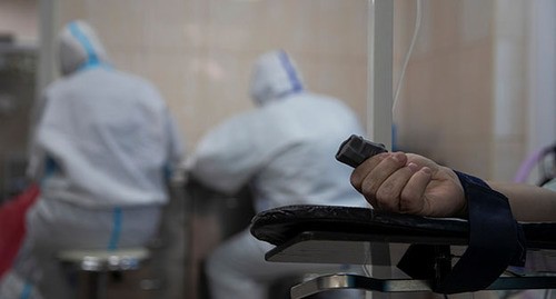 Рука пациента и медицинские работники. Фото: REUTERS/Maxim Shemetov Рука пациента и медицинские работники. Фото: REUTERS/Maxim Shemetov