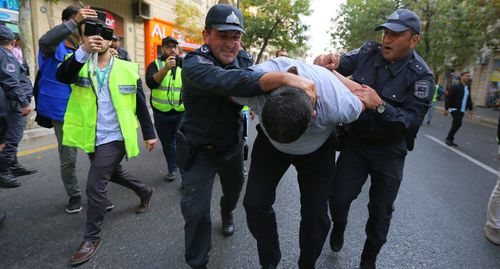 Задержание учатника протестной акции в Баку. Фото Азиза Каримова для "Кавказского узла" Задержание учатника протестной акции в Баку. Фото Азиза Каримова для "Кавказского узла"