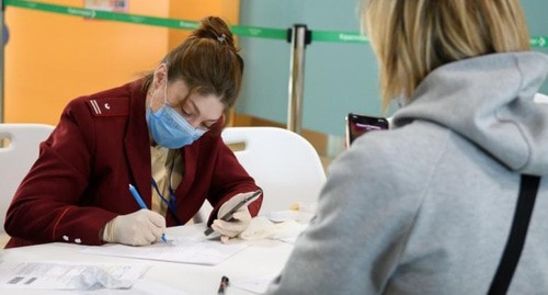 Врач Роспотребнадзора выдает предписания о необходимости самоизоляции. Фото: пресс-служба г. Краснодара krd.ru Врач Роспотребнадзора выдает предписания о необходимости самоизоляции. Фото: пресс-служба г. Краснодара krd.ru