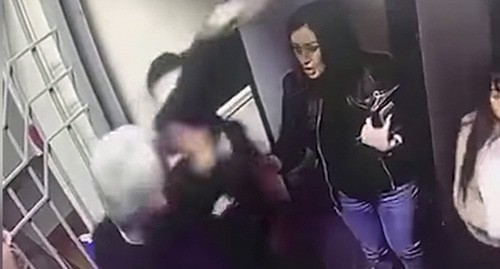 Диана Ципинова (справа) во время конфликта в Нарткале. Фото: скриншот с видео на странице "Другой Нальчик" в Facebook https://www.facebook.com/100036798039208/videos/253442592559007/ Диана Ципинова (справа) во время конфликта в Нарткале. Фото: скриншот с видео на странице "Другой Нальчик" в Facebook https://www.facebook.com/100036798039208/videos/253442592559007/