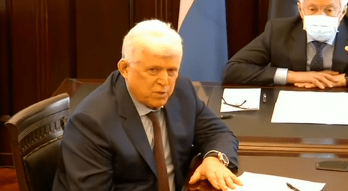 Хизри Шихсаидов во время видеоконференции с Путиным 18 мая. Скриншот видео в YouTube https://www.youtube.com/watch?v=okO77BtFEBg Хизри Шихсаидов во время видеоконференции с Путиным 18 мая. Скриншот видео в YouTube https://www.youtube.com/watch?v=okO77BtFEBg