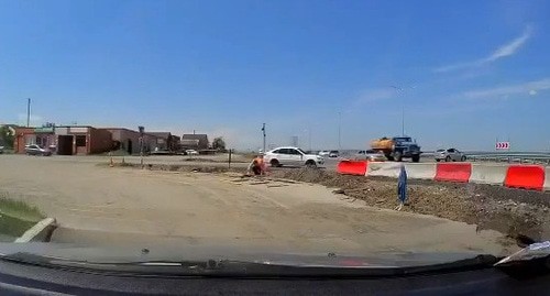 Кадр видео с места убийства на федеральной трассе «Кавказ» в районе селения Яндаре в Ингушетии. Стоп-кадр видео https://obzor.io/2020/06/01/poyavilos-video-s-ubijstvom-iz-krovnoj-mesti-v-ingushetii-18-79128/ Кадр видео с места убийства на федеральной трассе «Кавказ» в районе селения Яндаре в Ингушетии. Стоп-кадр видео https://obzor.io/2020/06/01/poyavilos-video-s-ubijstvom-iz-krovnoj-mesti-v-ingushetii-18-79128/