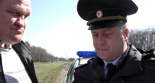 Задержание Олега Петрова. Фото стоп-кадр видео "Задержание Тракторного марша" http://review-watch.ru/video/UWK1p5DS7UE Задержание Олега Петрова. Фото стоп-кадр видео "Задержание Тракторного марша" http://review-watch.ru/video/UWK1p5DS7UE