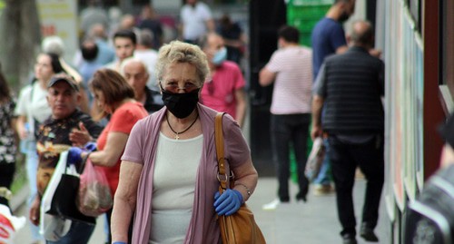 Пожилая женщина в маске на улице Еревана. Фото Тиграна Петросяна для "Кавказского узла" Пожилая женщина в маске на улице Еревана. Фото Тиграна Петросяна для "Кавказского узла"