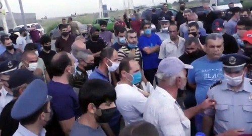 Работники сельхозрынка "Меймандар" в Араратской области. кадр видео
24TV https://www.youtube.com/watch?time_continue=19&v=pZiGy1qWOPQ&feature=emb_logo Работники сельхозрынка "Меймандар" в Араратской области. кадр видео
24TV https://www.youtube.com/watch?time_continue=19&v=pZiGy1qWOPQ&feature=emb_logo