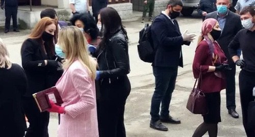 Участники пикетов в поддержку Жилокова и Ципиновой. Скриншот публикации в Twitter-аккаунте "Адвокатская улица". Участники пикетов в поддержку Жилокова и Ципиновой. Скриншот публикации в Twitter-аккаунте "Адвокатская улица".
