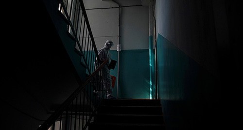 Медицинский работник в подъезде жилого дома. Фото: REUTERS/Tatyana Makeyeva Медицинский работник в подъезде жилого дома. Фото: REUTERS/Tatyana Makeyeva