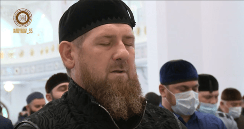 Рамзан Кадыров на пятничном намазе в Шали. 5 июня 2020 года. Стоп-кадр видео https://vk.com/video279938622_456243200 Рамзан Кадыров на пятничном намазе в Шали. 5 июня 2020 года. Стоп-кадр видео https://vk.com/video279938622_456243200