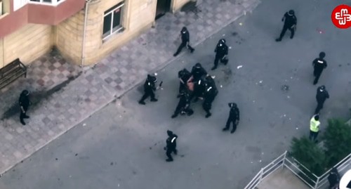 Задержание нарушителя карантина в Баку. Фото: кадр видео MeydanTV
https://www.youtube.com/watch?v=eWHUca_EN9I&feature=emb_logo Задержание нарушителя карантина в Баку. Фото: кадр видео MeydanTV
https://www.youtube.com/watch?v=eWHUca_EN9I&feature=emb_logo
