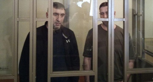 Нажмудин Дудиев (слева) и Ибрагим Донашев после оглашения приговора. Фото Валерий Люгаев для "Кавказского узла" Нажмудин Дудиев (слева) и Ибрагим Донашев после оглашения приговора. Фото Валерий Люгаев для "Кавказского узла"