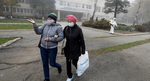 Женщины в масках на территории больницы в Ставрополе. Фото: REUTERS/Eduard Korniyenko Женщины в масках на территории больницы в Ставрополе. Фото: REUTERS/Eduard Korniyenko