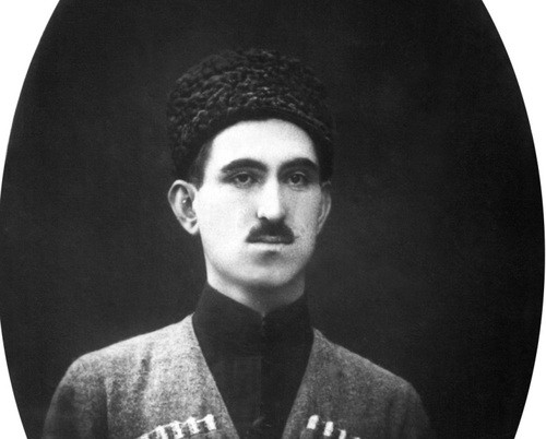 Айтек Намиток, студент юридического факультета, Санкт-Петербургского университета. 1911-1915 гг. Фото предоставлено "Кавказскому узлу" редакторским составом монографии "Происхождение черкесов". Айтек Намиток, студент юридического факультета, Санкт-Петербургского университета. 1911-1915 гг. Фото предоставлено "Кавказскому узлу" редакторским составом монографии "Происхождение черкесов".