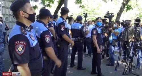 Сотрудники полиции на акции протеста в Ереване 14 июня, скриншот видео канала
NEWS AM
https://www.youtube.com/watch?time_continue=2&v=q0IRXrDQ89s&feature=emb_logo Сотрудники полиции на акции протеста в Ереване 14 июня, скриншот видео канала
NEWS AM
https://www.youtube.com/watch?time_continue=2&v=q0IRXrDQ89s&feature=emb_logo