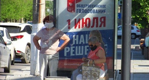 Плакат с рекламой голосования по поправкам в Конституцию на остановке в Волгограде. Фото Вячеслава Ященко для "Кавказского узла" Плакат с рекламой голосования по поправкам в Конституцию на остановке в Волгограде. Фото Вячеслава Ященко для "Кавказского узла"